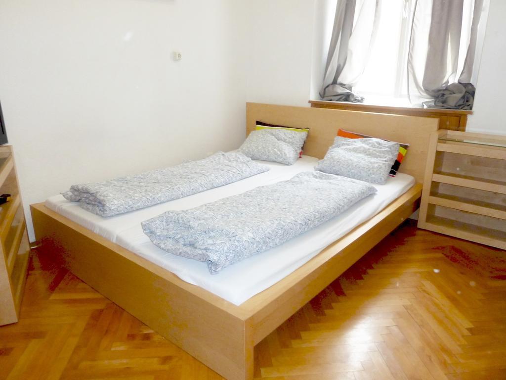 Apartment Jakominiplatz Грац Стая снимка