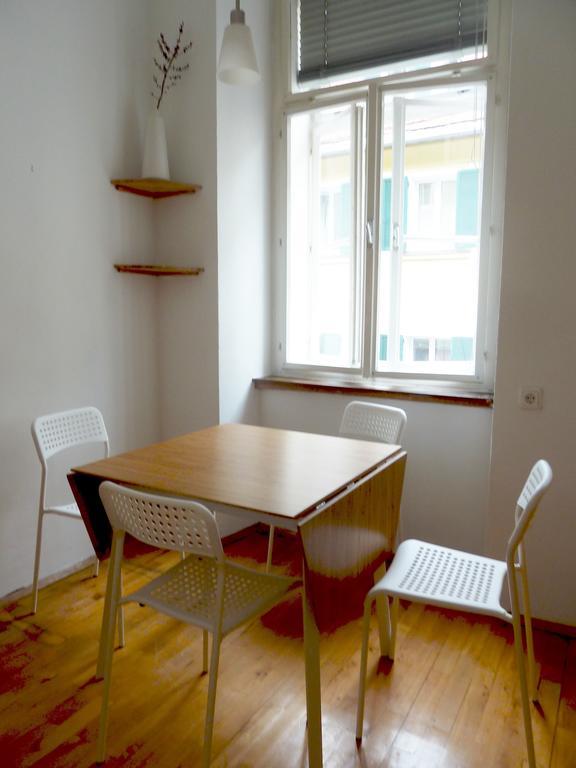 Apartment Jakominiplatz Грац Стая снимка