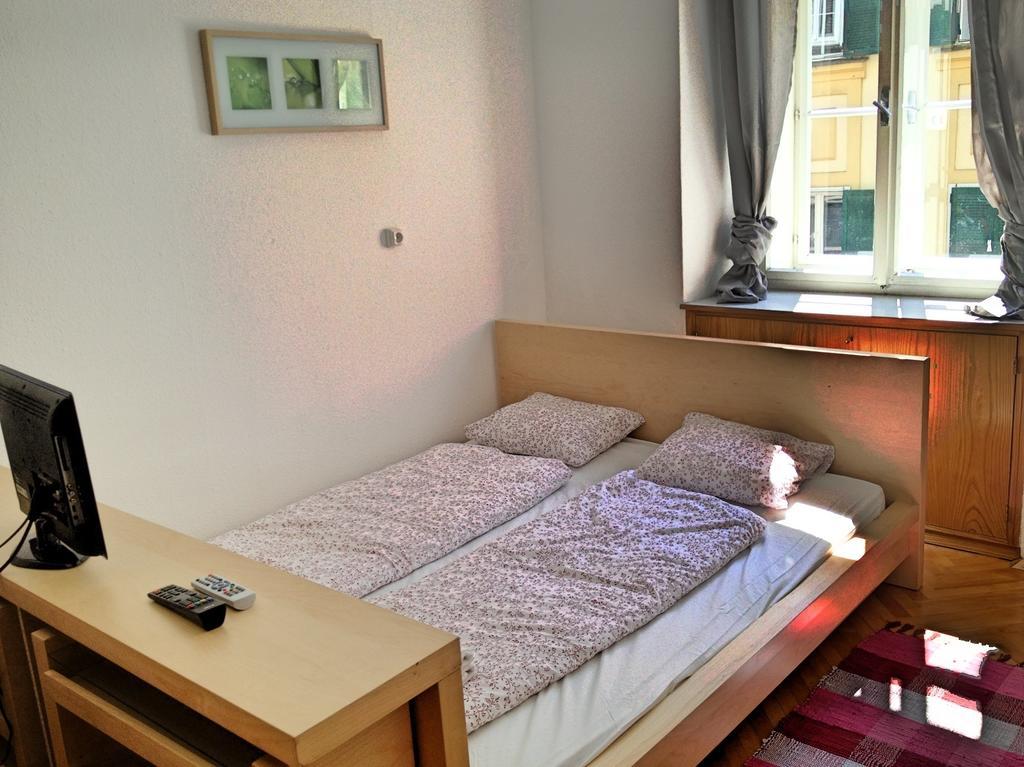 Apartment Jakominiplatz Грац Стая снимка